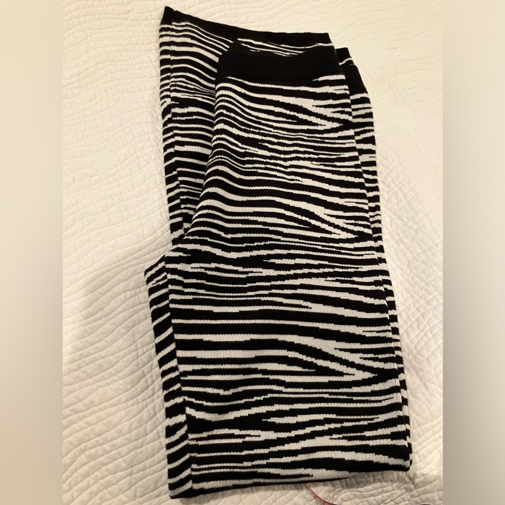 3/$18 Black white zebra striped pattern knit sweater leggings pants
